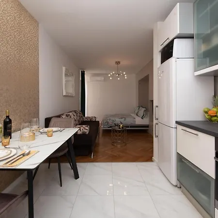 Royal Elegance Apartment *